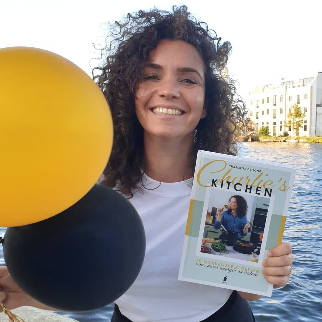 Charlotte met haar kookboek
