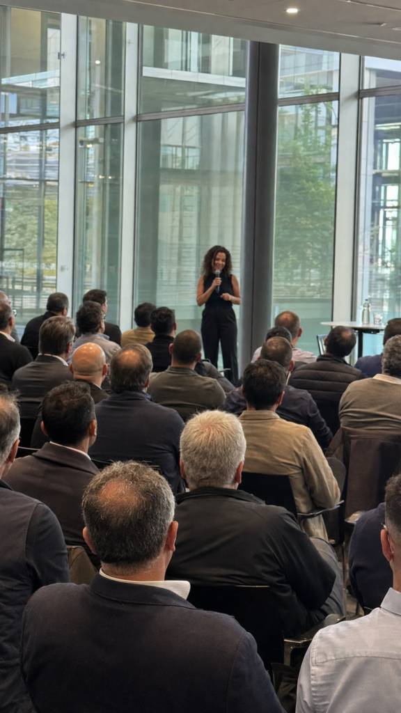 Charlotte geeft een masterclass voor een volle zaal